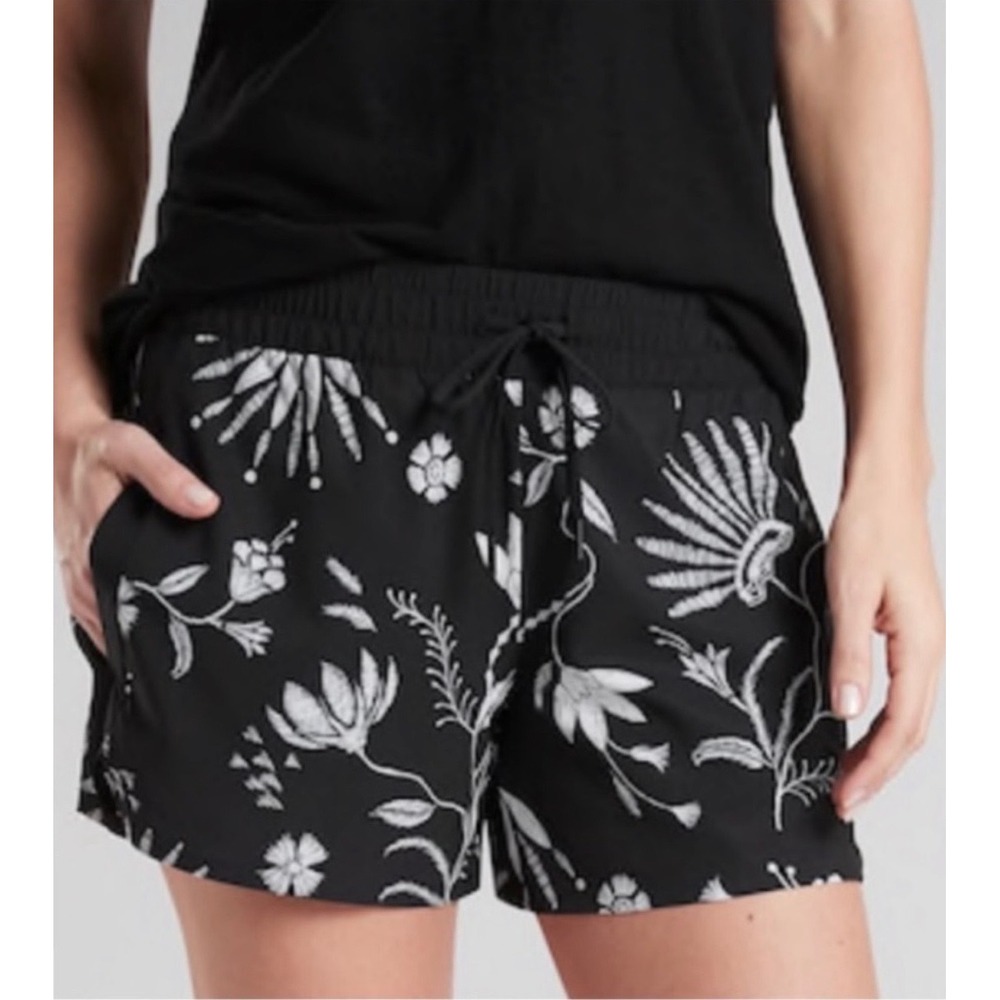 Athleta Baja Shorts Black White Floral Print Elastic Waist Pockets 291775 Size 2